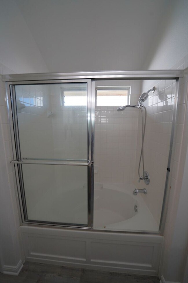 Building Photo - Beautifully Renovated Home Now Available in Converse.  Realtor Commission: $500