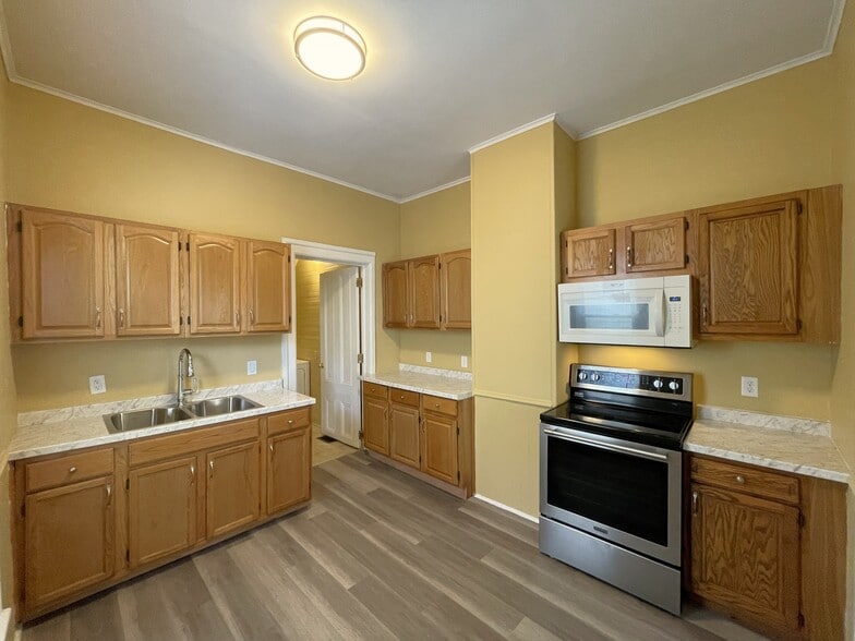 Kitchen - 419 W Gray St