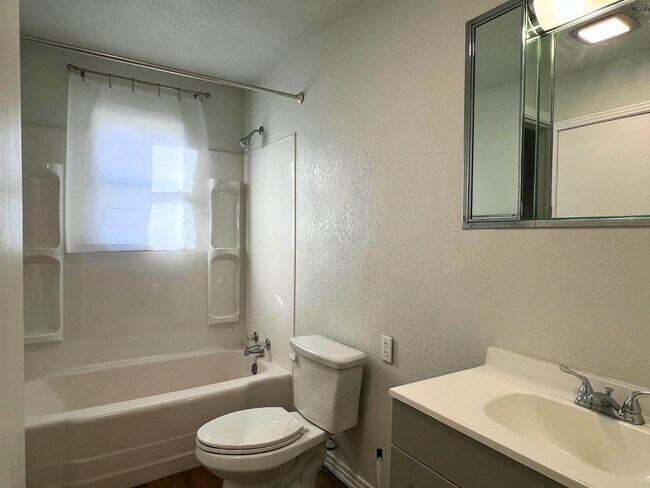 Building Photo - 615 S Clay St