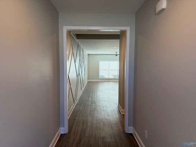 Building Photo - 3203 McClellan Wy SE