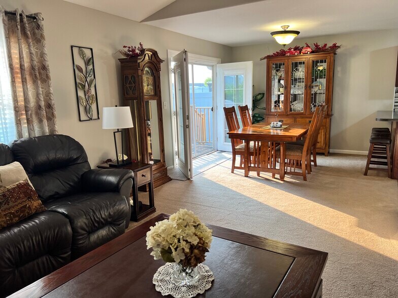 Building Photo - 1155 Swan Dr