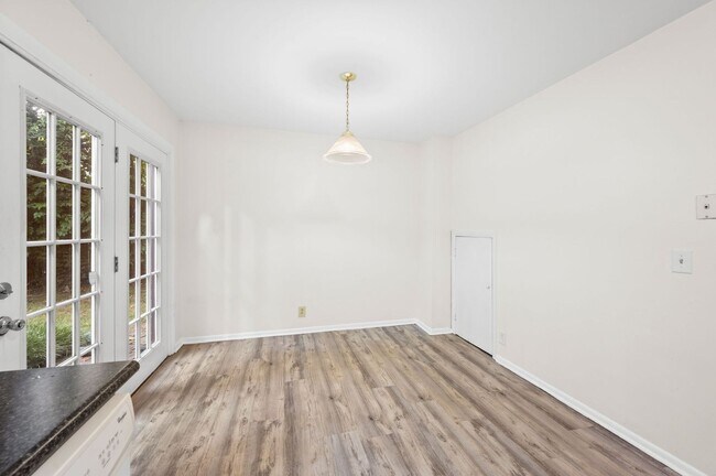 Building Photo - Awesome 2BE/1.5BA duplex in fantastic location in Nashville!