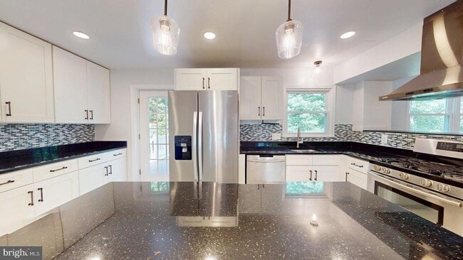 Building Photo - 6602 Greenview Ln