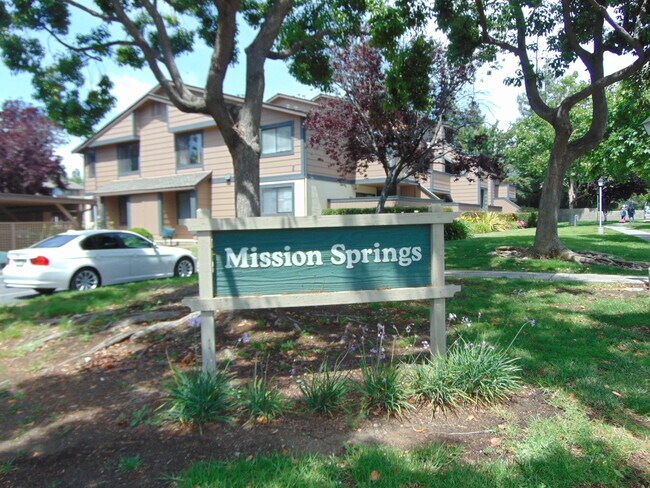 Building Photo - Perfect Shape Warm Springs Condo next to J...