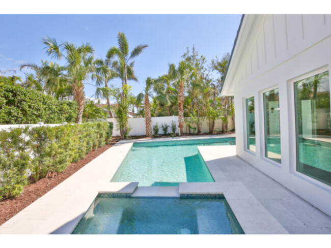 Building Photo - Beautifully renovated home in Bird Key, Sa...