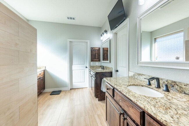 Building Photo - 810 Miramar Dr