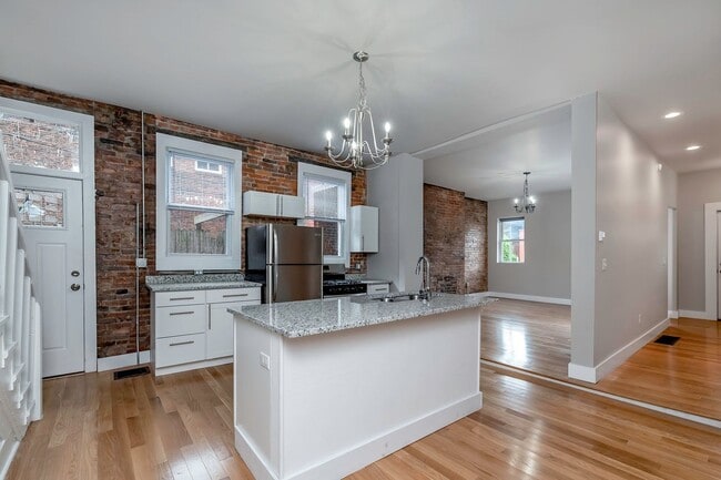 Building Photo - Remodeled 5 bedroom/2 bathroom in South Side