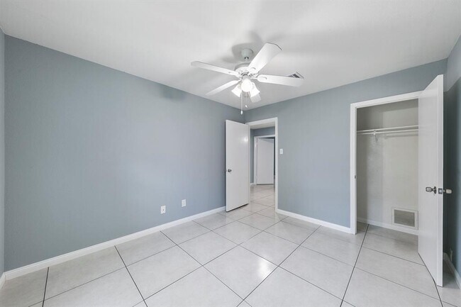 Building Photo - 718 N Fork Ct