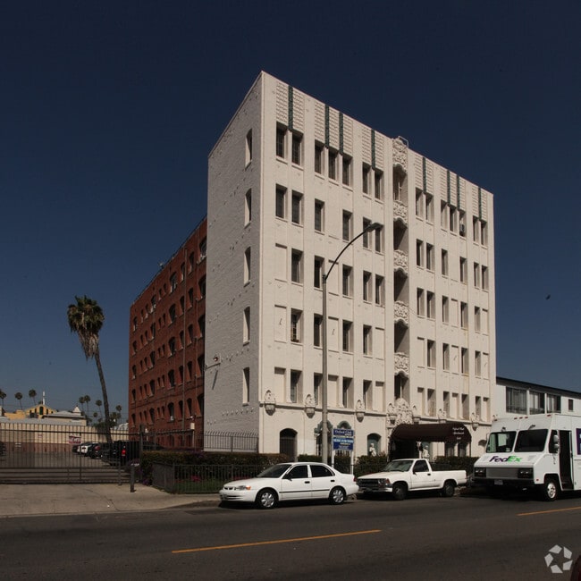 Primary Photo - Oxford Club Apartments
