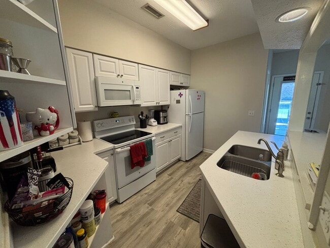 Building Photo - 2 Bed 2 Bath Townhouse