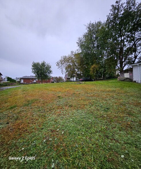 Building Photo - 833 N Valley Ave