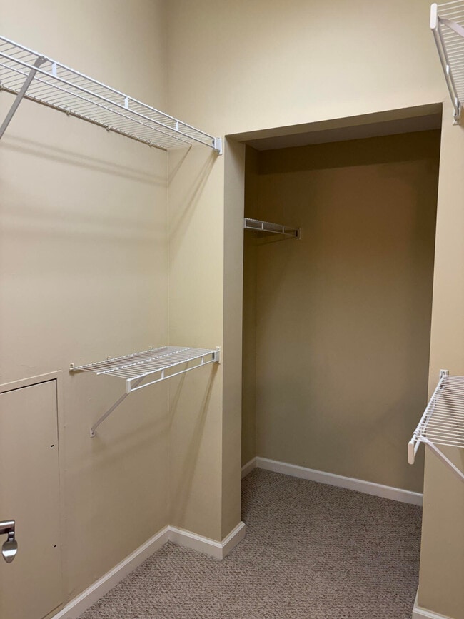 Building Photo - 2048 Alta Meadows Ln