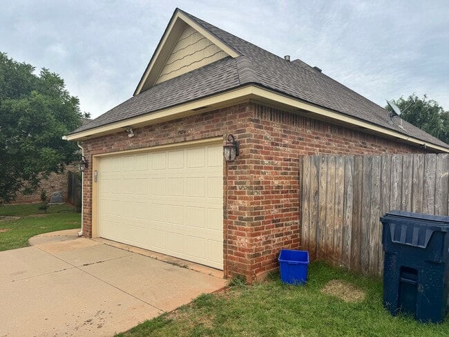 Building Photo - 3 Bed 2 Bath in Edmond!