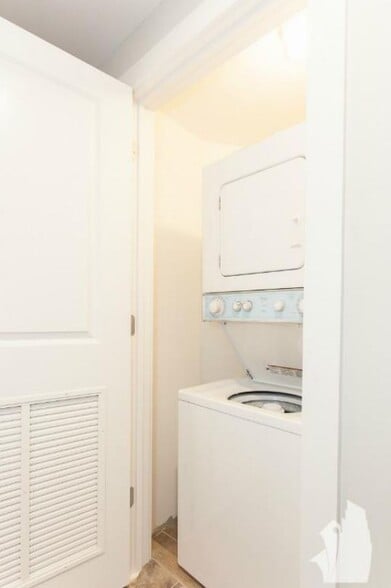 Building Photo - 2922 W Logan Blvd