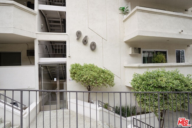 Building Photo - 960 Larrabee St