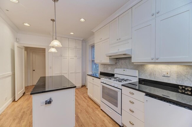 Building Photo - 6833 S Cregier Ave