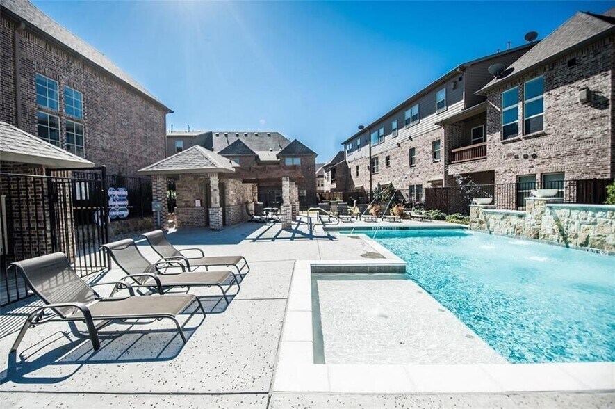 Building Photo - 555 Waterloo Dr