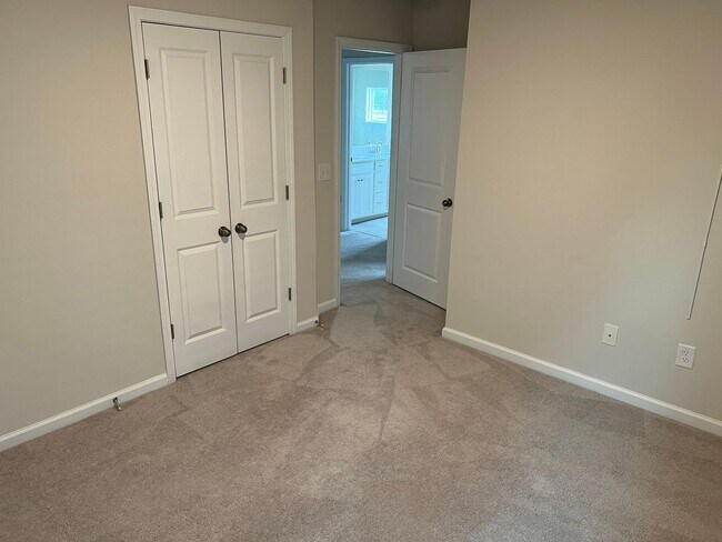 Building Photo - 4/2.5 Townhome Available Now!
