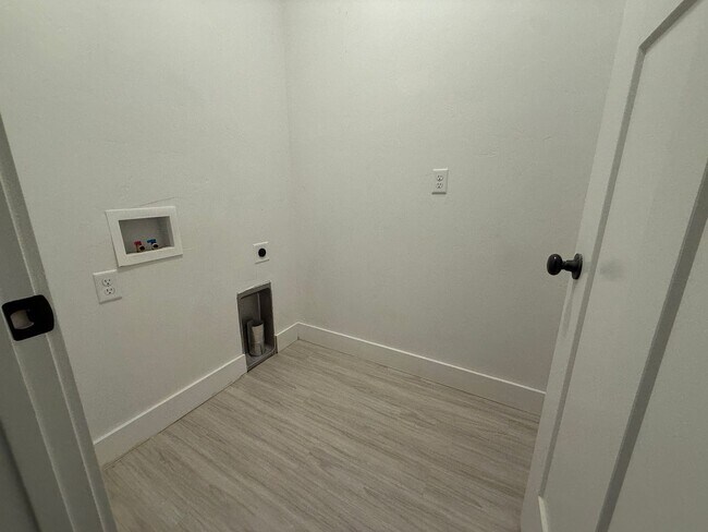 Building Photo - 690 S Saturn Ave