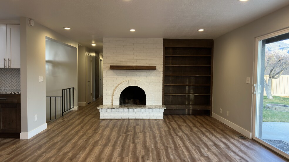 Building Photo - 894 E 840 N