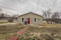 Building Photo - 3 Bedroom 2 Bathroom Home