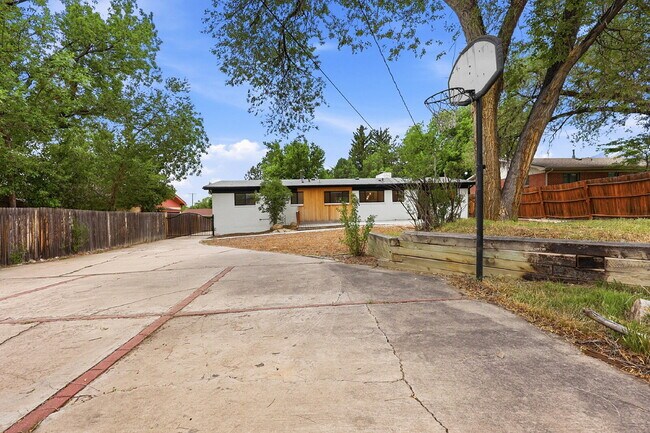 Building Photo - $2,595.95 - 3 Bed/2 Bath Home in Colorado Springs with Large backyard.