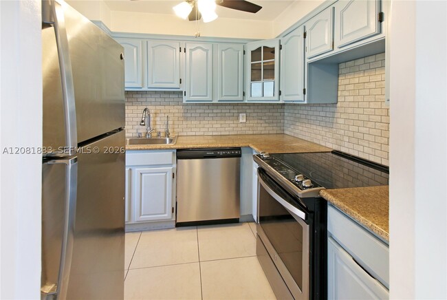 Building Photo - 220 Kings Point Dr