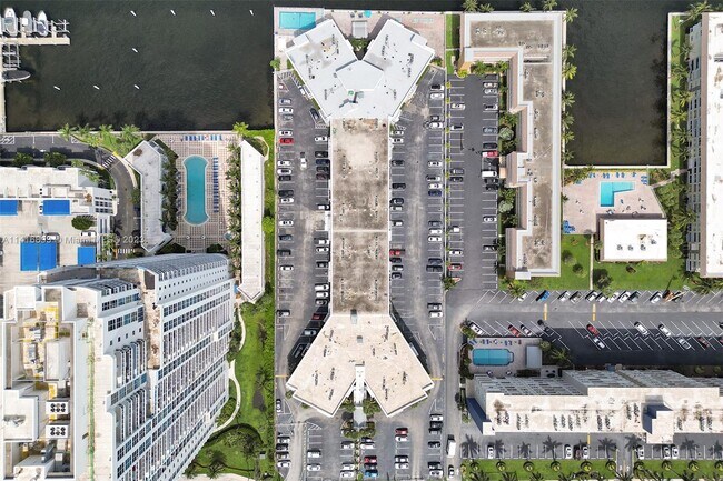 Building Photo - 1913 S Ocean Dr