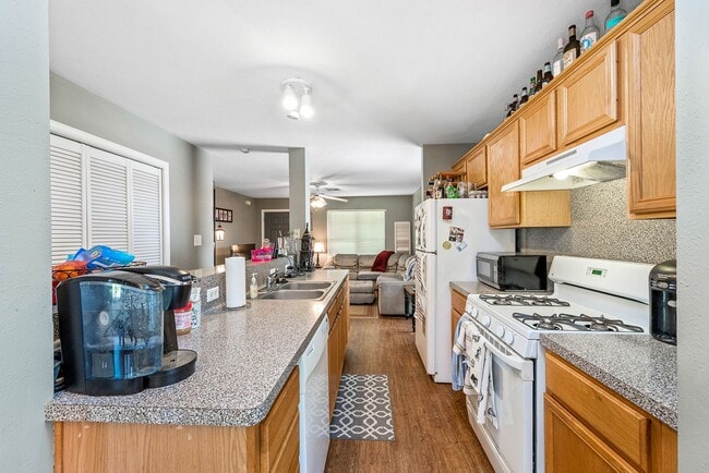 Building Photo - SUBLEASE AVAILABLE IMMEDIATELY THROUGH JULY 2026!  Charming 3 Bed, 2 Bath in Central Location!