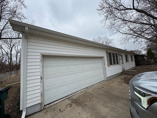 Building Photo - 3-Bedroom Home in Moline – Prime Location ...