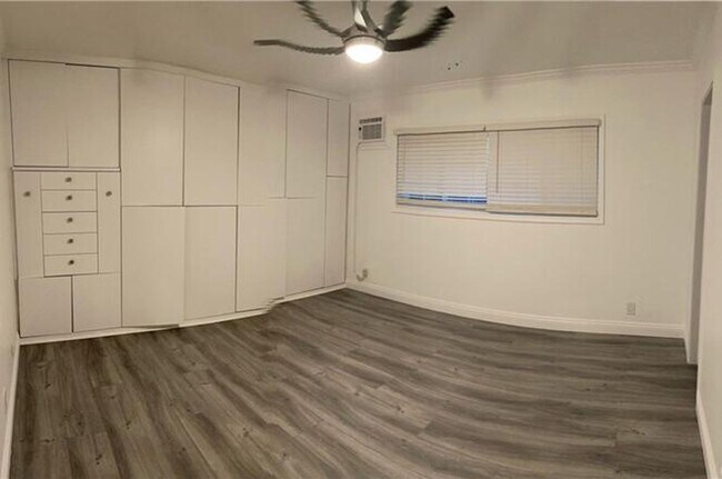 Building Photo - Beautiful Modern Belmont Shore Home