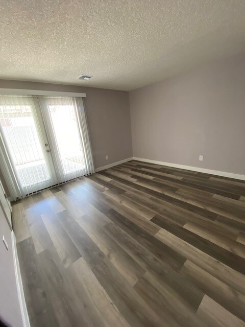Building Photo - $2,350 Lovely Remodeled 3 Bedroom-2 bath-2...