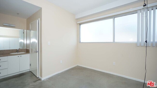 Building Photo - 922 W 23rd St