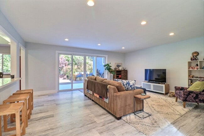 Building Photo - Stunning El Cerrito East Richmond Heights ...