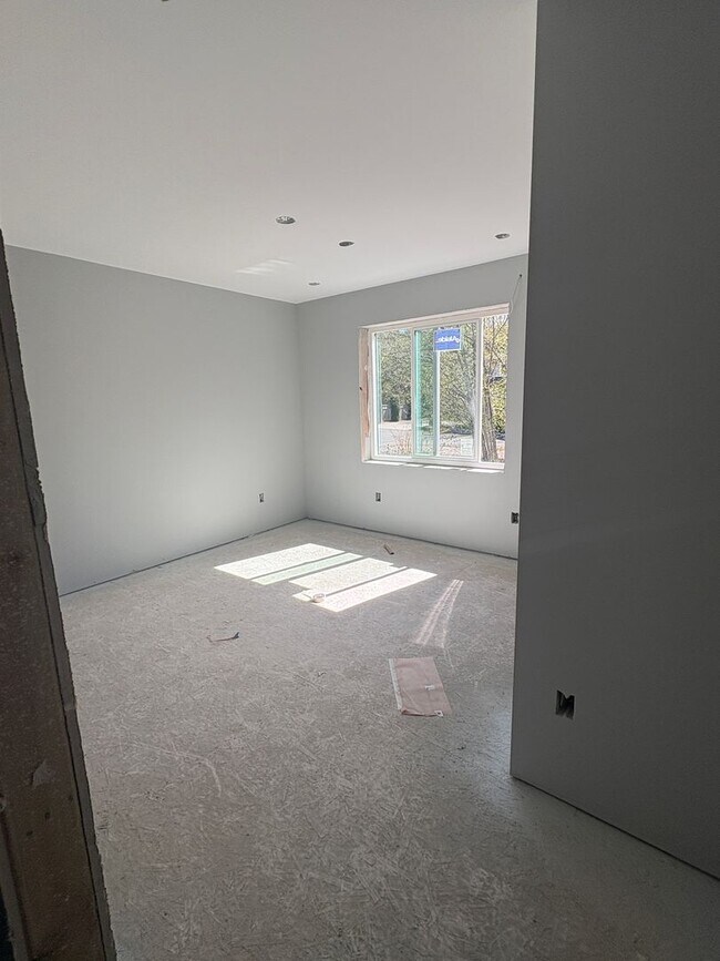 Building Photo - Brand New - Big 5 bedroom House