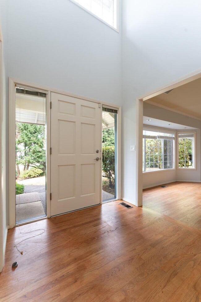 Building Photo - 3 bedroom in Bellevue WA 98007