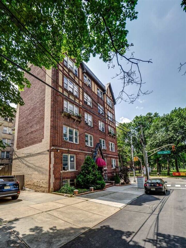 Building Photo - 149 Bentley Ave