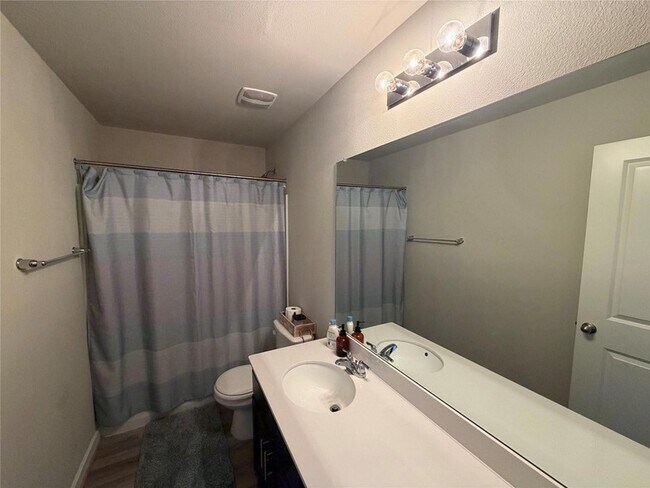 Building Photo - 125 Threshing Rd