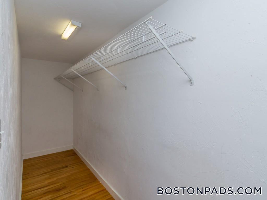 Building Photo - 241 River St