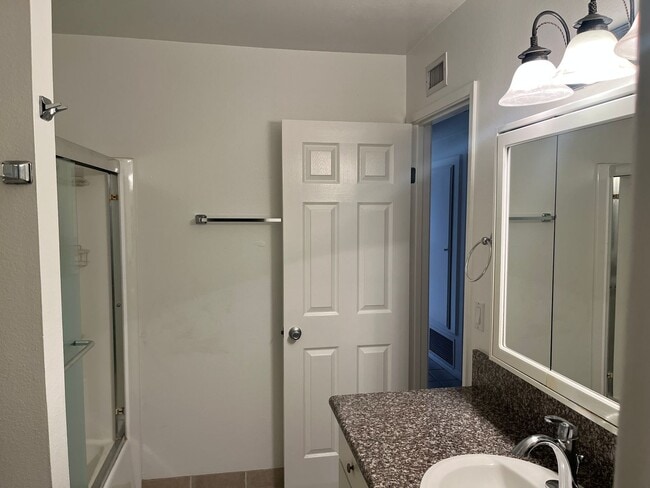 Building Photo - 2 Bedroom, Single Story Condo With A/C!