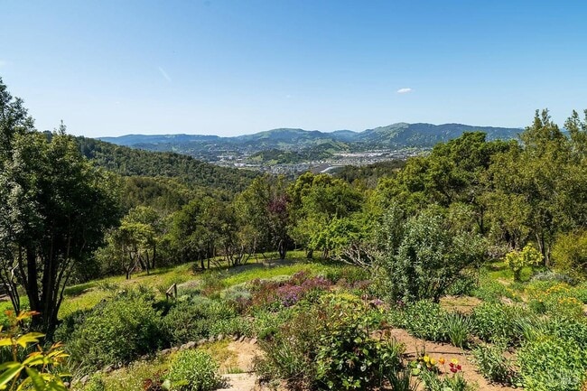 Building Photo - 1100 Bayhills Dr