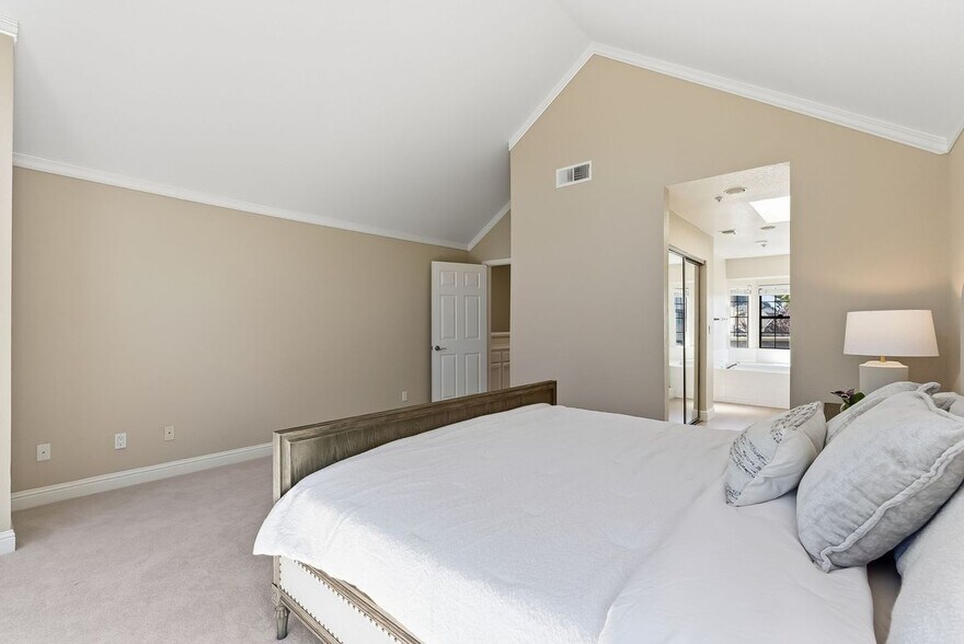 Building Photo - 121 Haslemere Ct