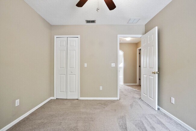 Building Photo - Spacious 4/3 House With 3-Car Garage In Th...