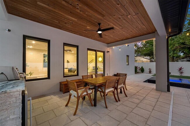 Building Photo - 902 W Plymouth St