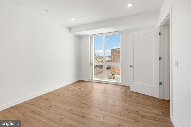 Building Photo - 304 Master St