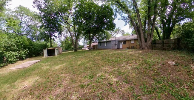 Building Photo - 3D Tour Available - 3 Blocks from Campus + Fenced-in Yard + Washer & Dryer! Available June 13th!