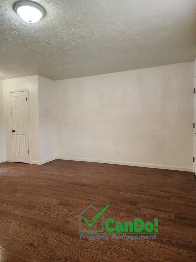 Building Photo - Now Available! Updated 3 bedroom, 1 bathro...