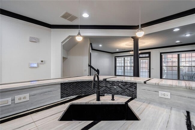 Building Photo - 2767 Durham Dr NE
