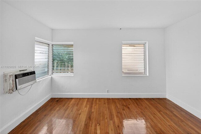 Building Photo - 993 Bay Dr