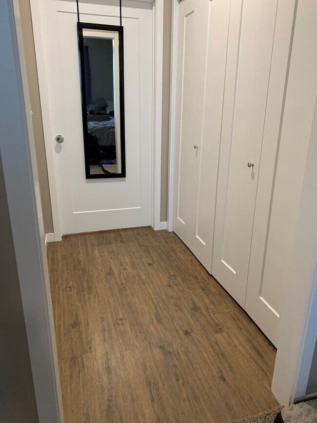 Building Photo - Spacious 1-Bedroom/1.5-Bath, unit 105, available 5/1/2026